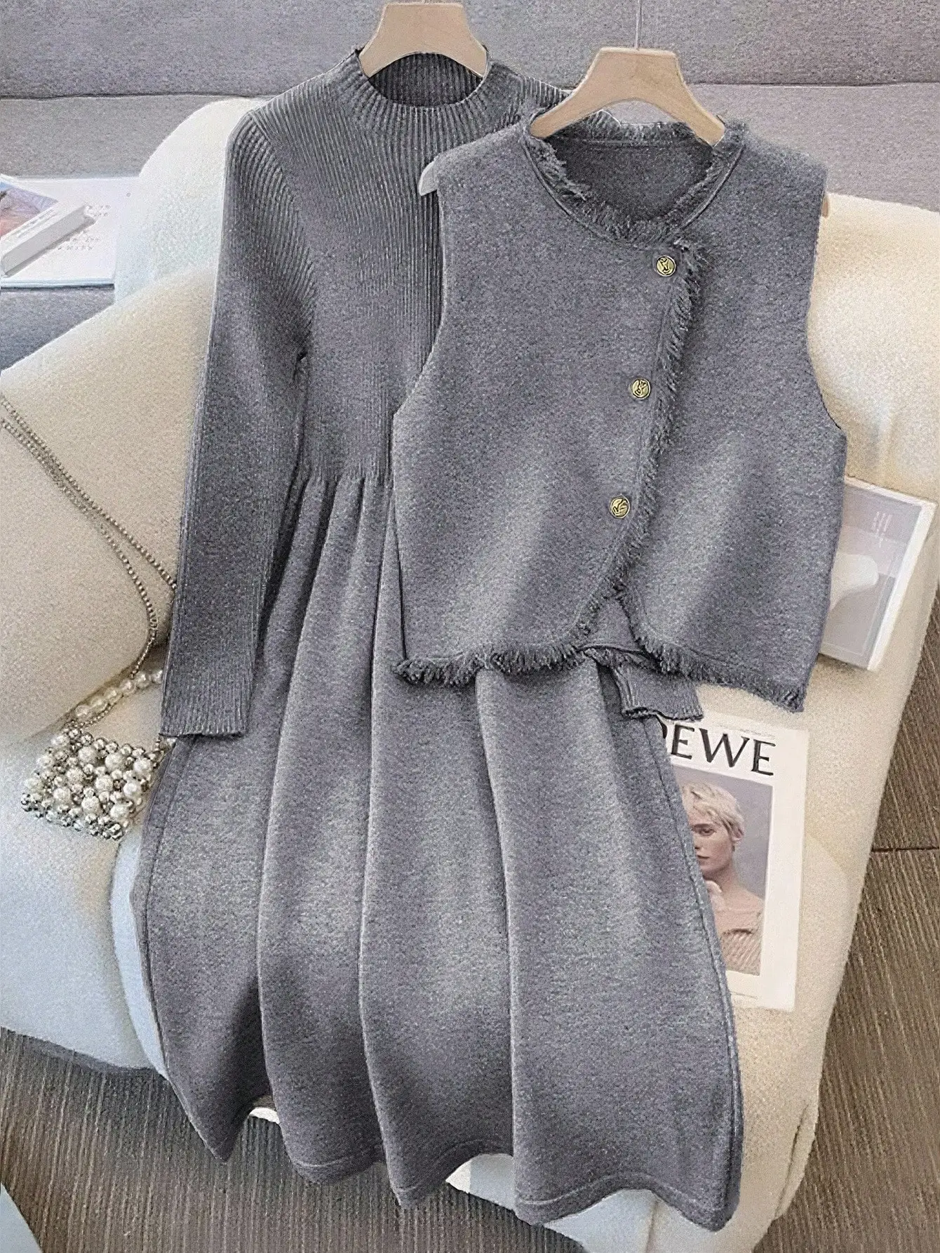 

Стильный серый вязаный комплект из двух предметов: платье с круглым вырезом + жилет с бахромой и пуговицами, осенне-зимняя повседневная одежда