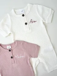 Neue Frühjahr und Herbst kurz ärmel ige Baby Bodysuit maßge schneiderte gestickte Name einfarbige Baby Creeper personal isierte Neugeborenen Körper