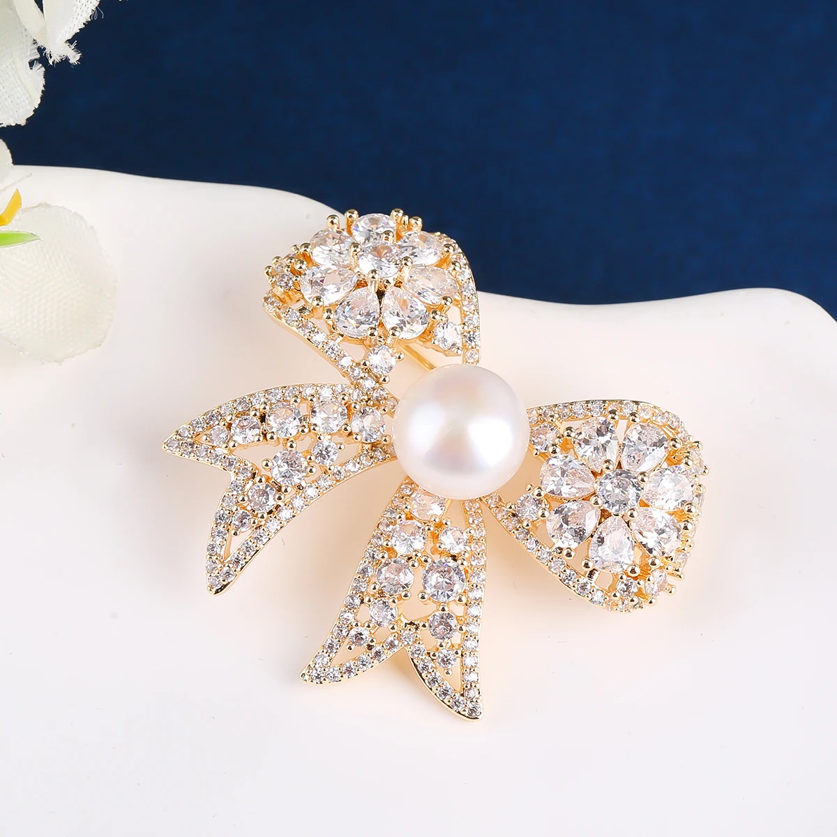 Light Luxury Niche Color Preservation Galvanized Zircon Luxury Inset Pearl Bow Brooch Lady Wedding Party Jewelry Gift