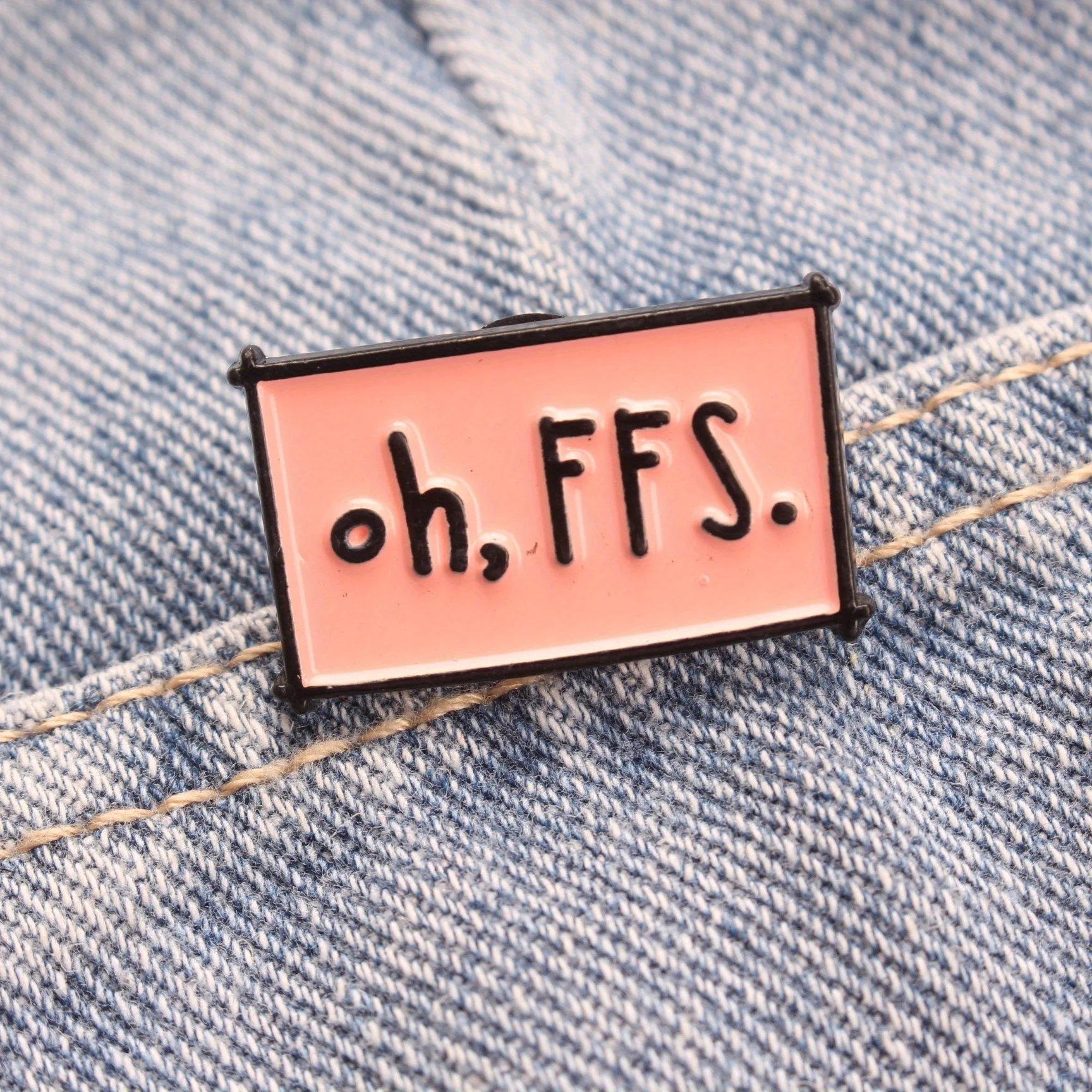 Verspielte rosa rechteckige Text-Brosche „Oh, FFS“. Humorvolle Anstecknadel im Sarkasmus-Stil, kreative personalisierte Accessoires für Kleidung und Taschen