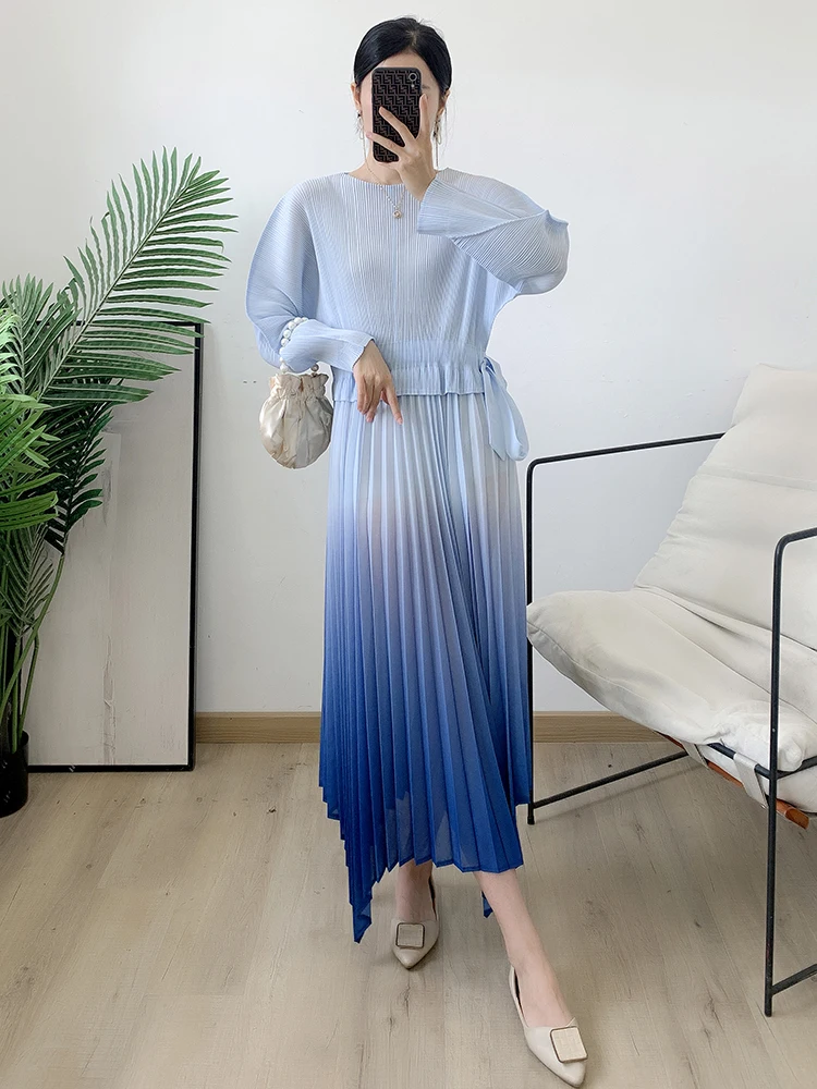 LANMREM Gradient Color Pleated Dress For Women Stitching Irregular Round Neck Long Sleeves For 2024 Spring Clothing 2Q1031