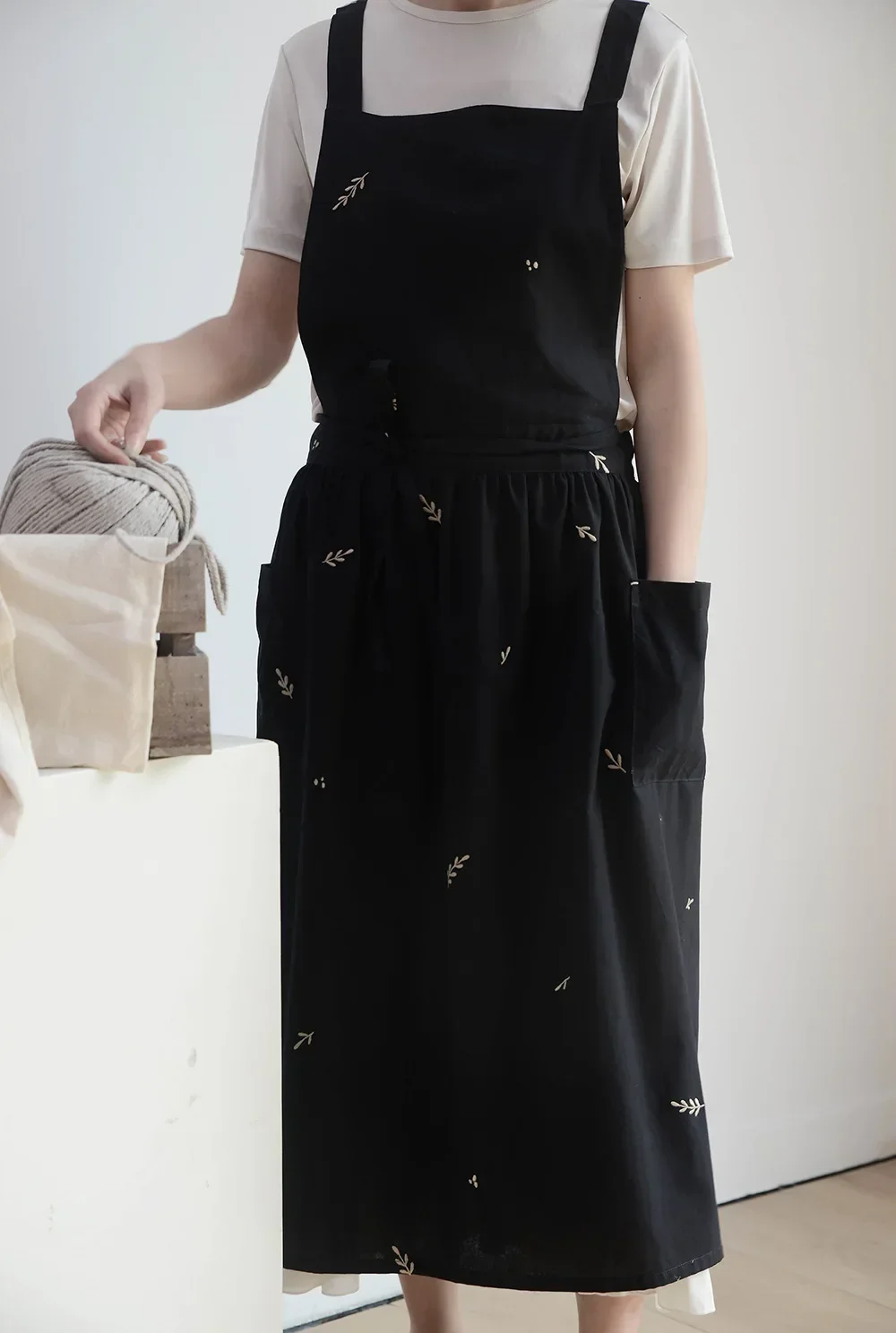 Embroidery Waterproof Apron Washed Cotton with Pockets for Kitchen Housework Baking Chef Coffee Shop Korean Women Pinafore