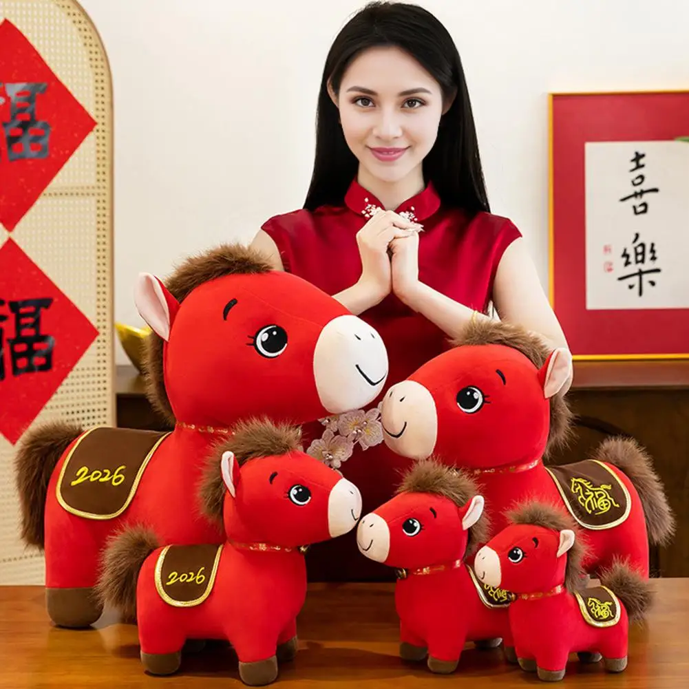 دمية الحصان ألعاب من نسيج مخملي 2026 سنة من دمية الحظ المحشوة مع زخرفة السنة الجديدة غامضة لسرير المكتب ديكور السيارة سعيد