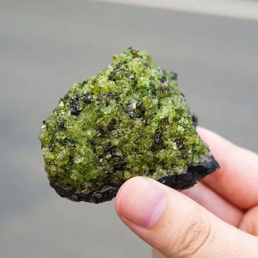Raw Olivine Stone Natural Green Peridot Crystal Cluster Specimen Healing Crystal with Fresh Green Craft for Crystal Collectors