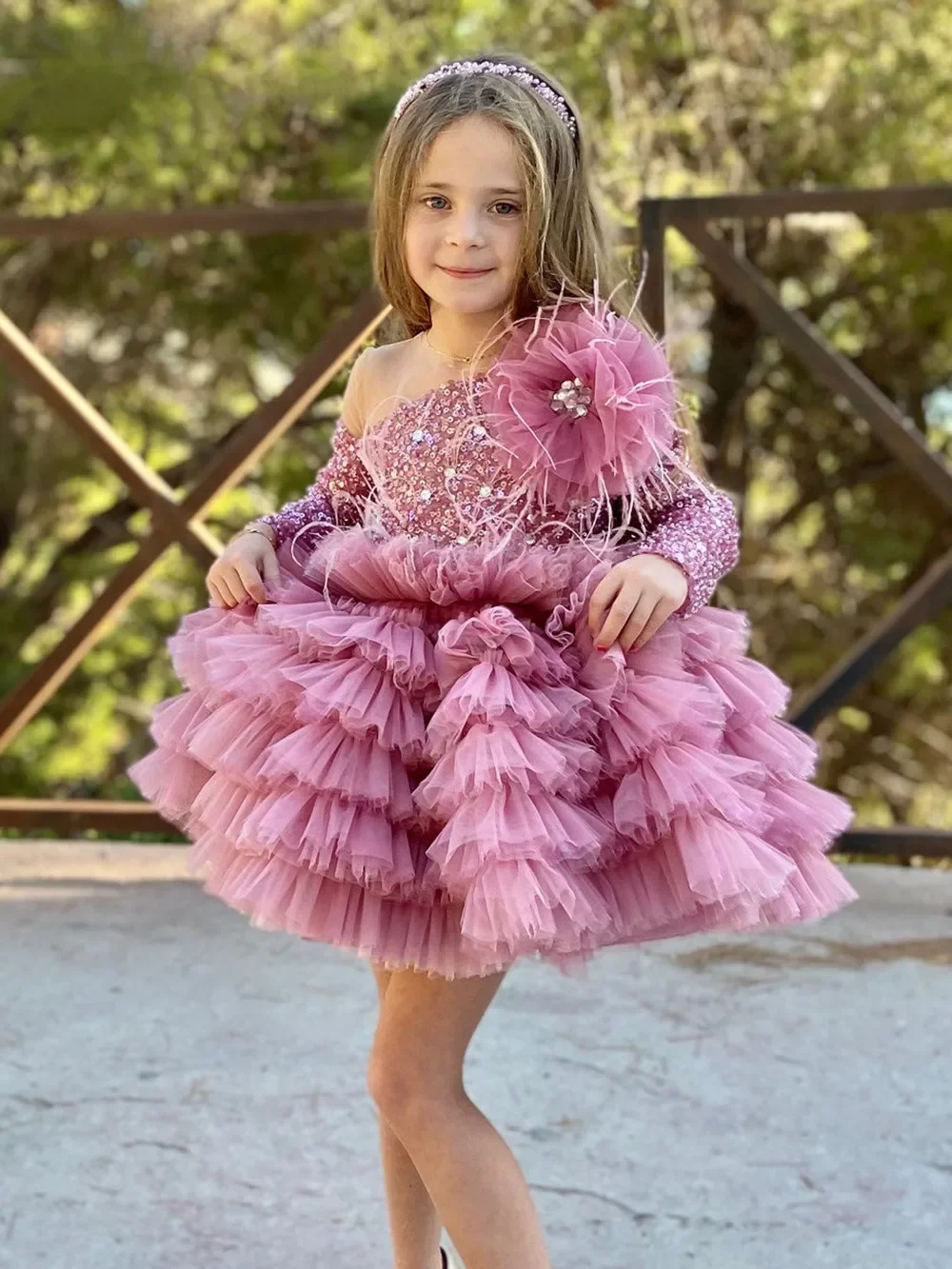 

Mini Baby Flower Girl Dresses Sequin Beaded Bow Feather Wedding Party Birthday Long Sleeve Tiered Robe Holy Communion Gowns