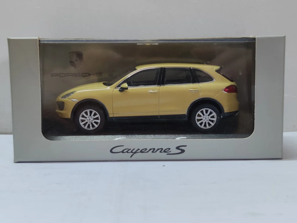

Коробка с треснувшими под давлением, масштаб 1:43, миниchamps Mini Cut Porsche Cayenne S 2010, модель автомобиля из сплава, Коллекционная игрушка, подарок, сувенирный дисплей