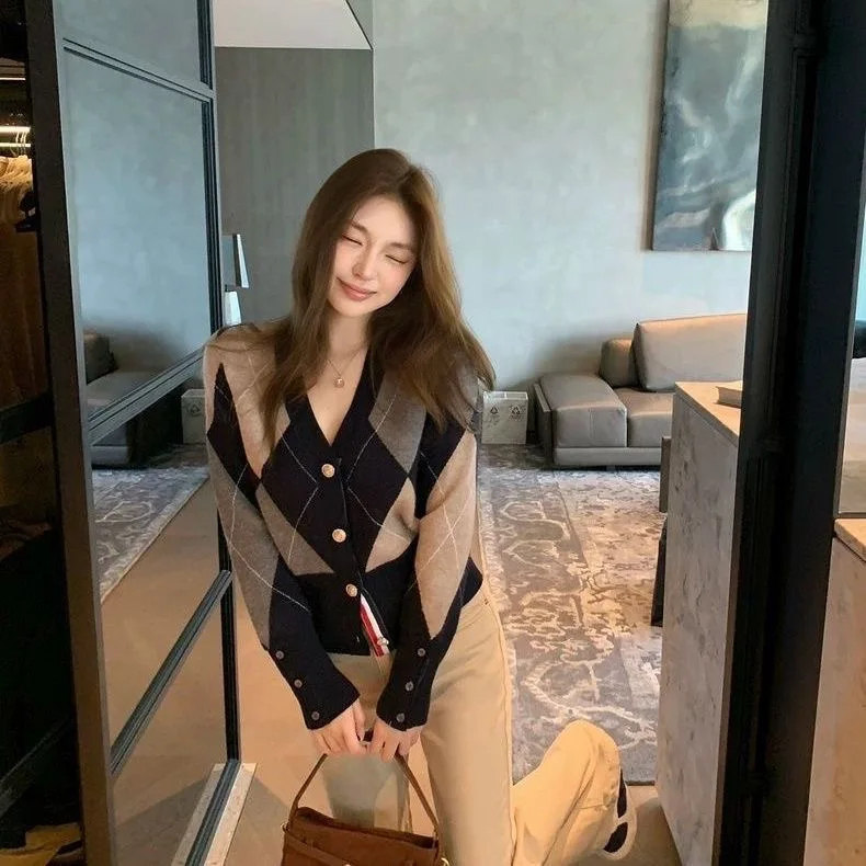Real shot Women's Preppy Style Argyle Knit Cardigan Autumn Winter Color Block Loose Fit Long Sleeve Versatile Unique New Arrival view 5