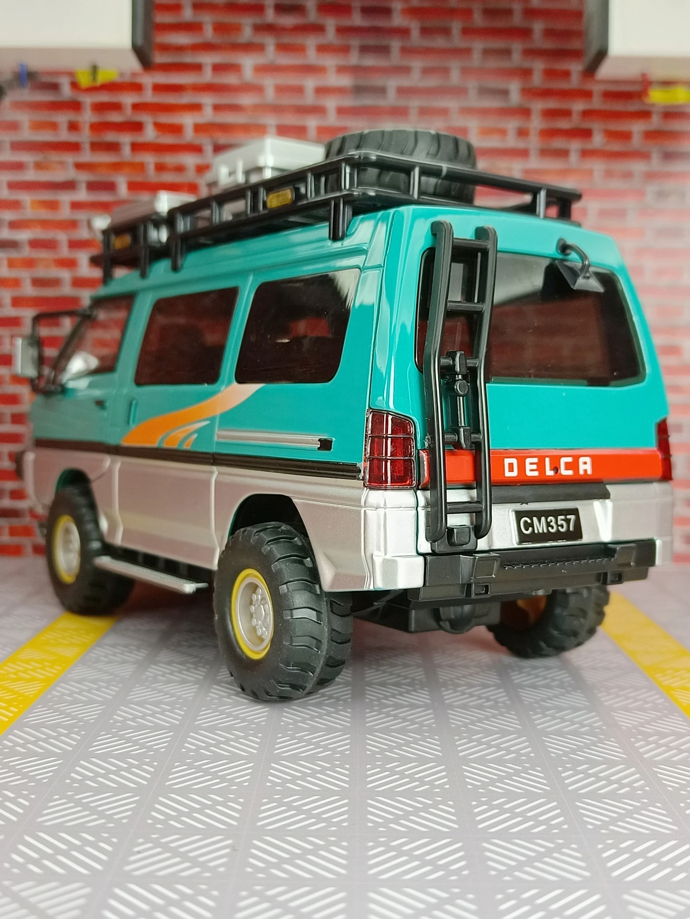 Modèle de voiture en alliage d'extérieur 1:24, van de camping acousto-optique, voiture jouet pour enfants pouvant être offerte comme cadeau d'anniversaire à des amis