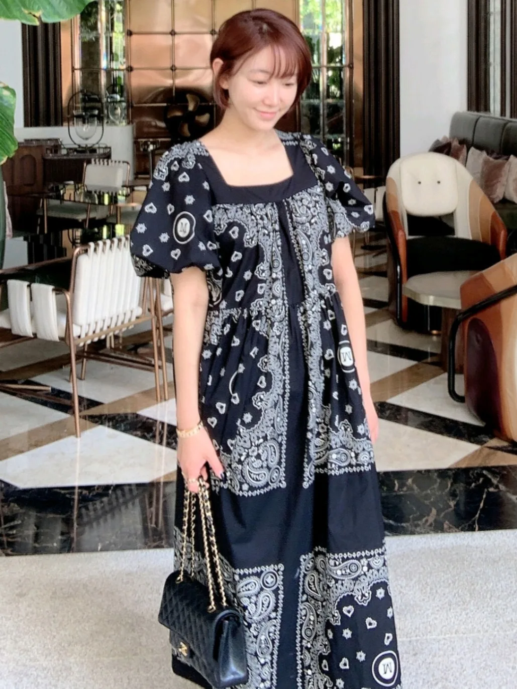 Długa letnia sukienka z kwadratowym dekoltem w stylu etnicznym, zwiewna spódnica, wakacyjny klimat, chińska marka, nadruk, rękaw dzwonek.