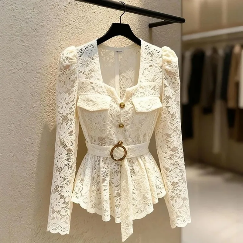 

Женская блузка во французском стиле с кружевом, длинными рукавами-фонариками, квадратным вырезом, пэплумом и поясом