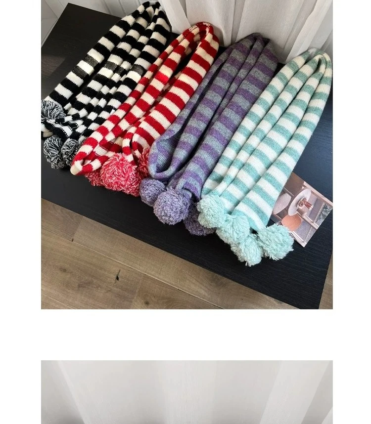 Koreanische Version Ins Fashion Kontraststreifen Niedlicher Pompom-Schal für Damen Winter Warmer Nackenschutz Vielseitige Strickschals – Detail 3