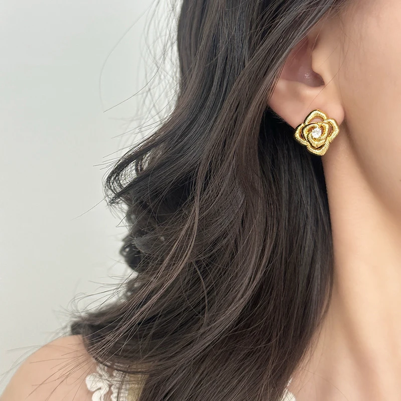 

Tibetan Silver 18K Gold Plated Zircon Flower Stud Earrings for Women Vintage Fashion Jewelry Light Luxury Accessories