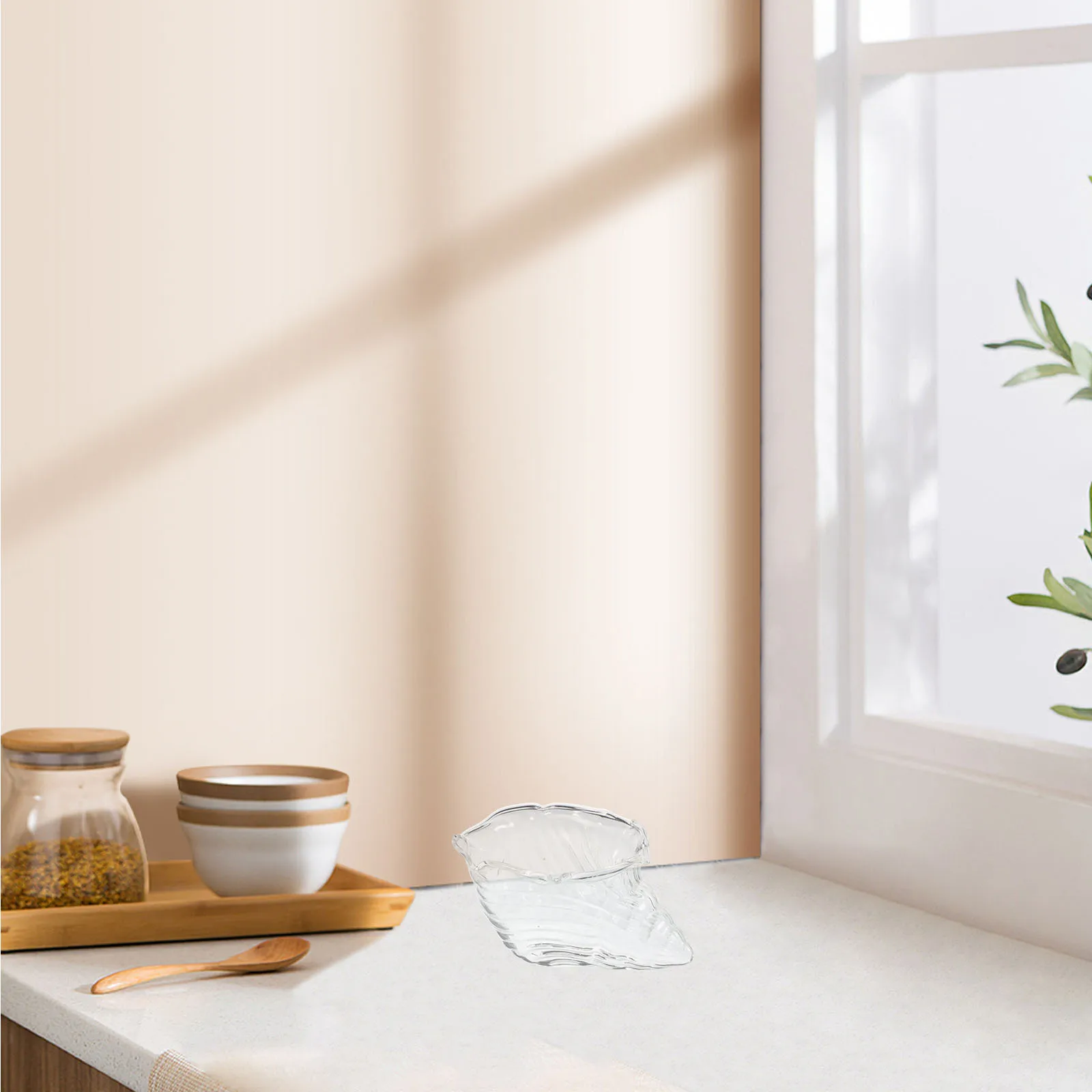 

Creative Conch Shaped Glass Bowl Versatile Use for Desserts Salads Jewelry Organizer Transparent Material Sushi Plate