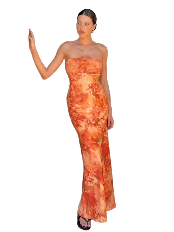 فستان طويل بدون أكمام بخصر عالٍ وتصميم ضيق يبرز الخصر، مطبوع بنقوش وبدون ياقة