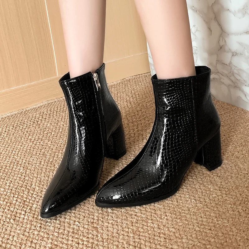 2026 Autumn and Winter New Fashionable Zipper Work Shoes with Three-dimensional Snake Pattern Pointed Fashion Ankle Boots