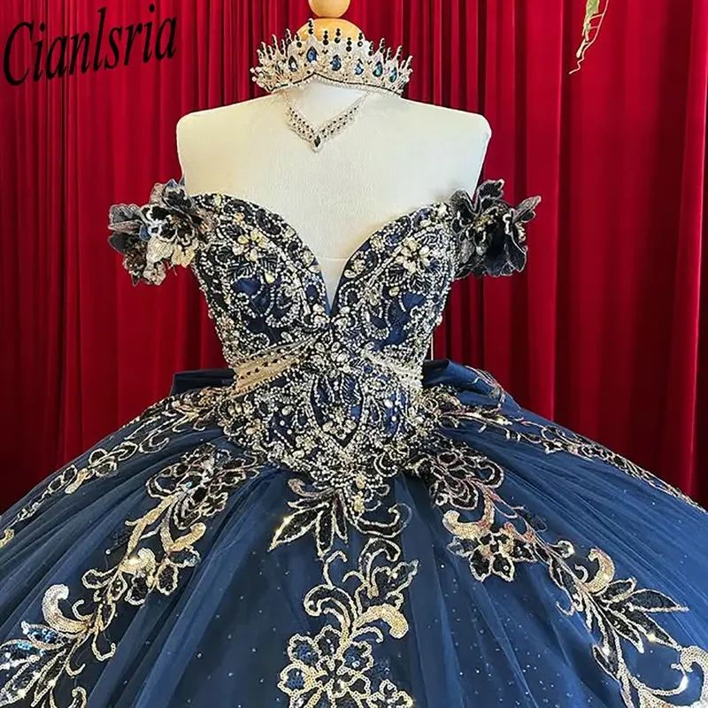 الأزرق الداكن قبالة الكتف فساتين Quinceanera الكرة ثوب الذهب يزين مقوس دانتيل الحلو 15 Años المكسيكي مخصص