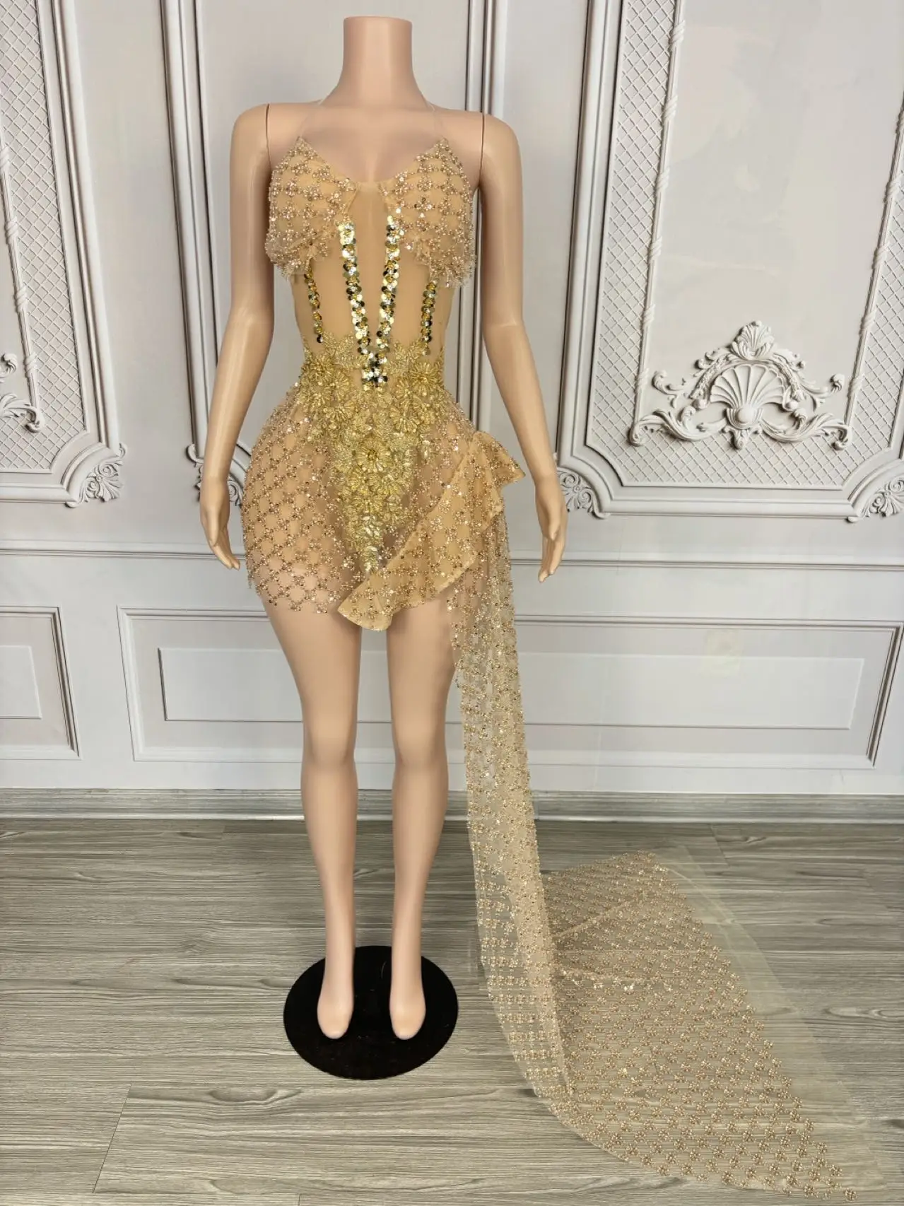 ชุดเดรสตาข่ายไร้สายแบบเบาสบาย ประดับเลื่อมและคริสตัล กระโปรงผ้าตาข่ายโปร่งแสงแต่งริบบิ้นแบบไม่สมมาตร เหมาะสำหรับคอนเสิร์ต เทศกาลดนตรี ยี่ห้อจินหลิน