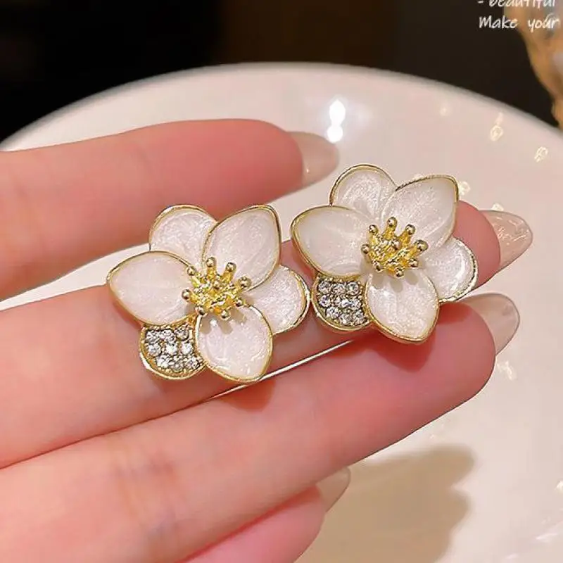 925 Silver Needle Korean Fashion White Flower Earrings For Women Jewelry 2023 Trending New French Women's Crystal Stud Earrings