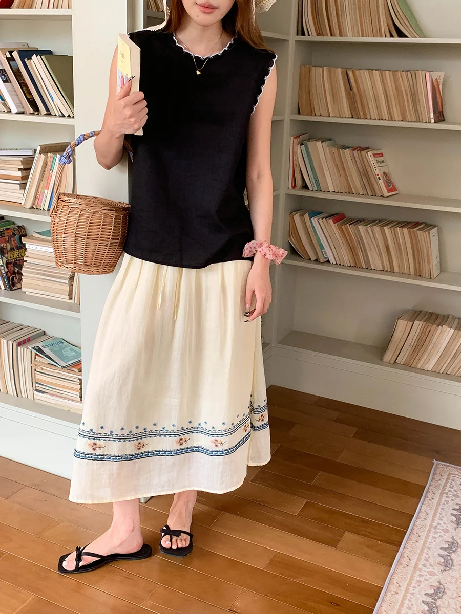 Sommerliche Damen-Weste in Unifarbe mit Rundhalsausschnitt und bestickter Spitze, ärmellos. – Detail 7