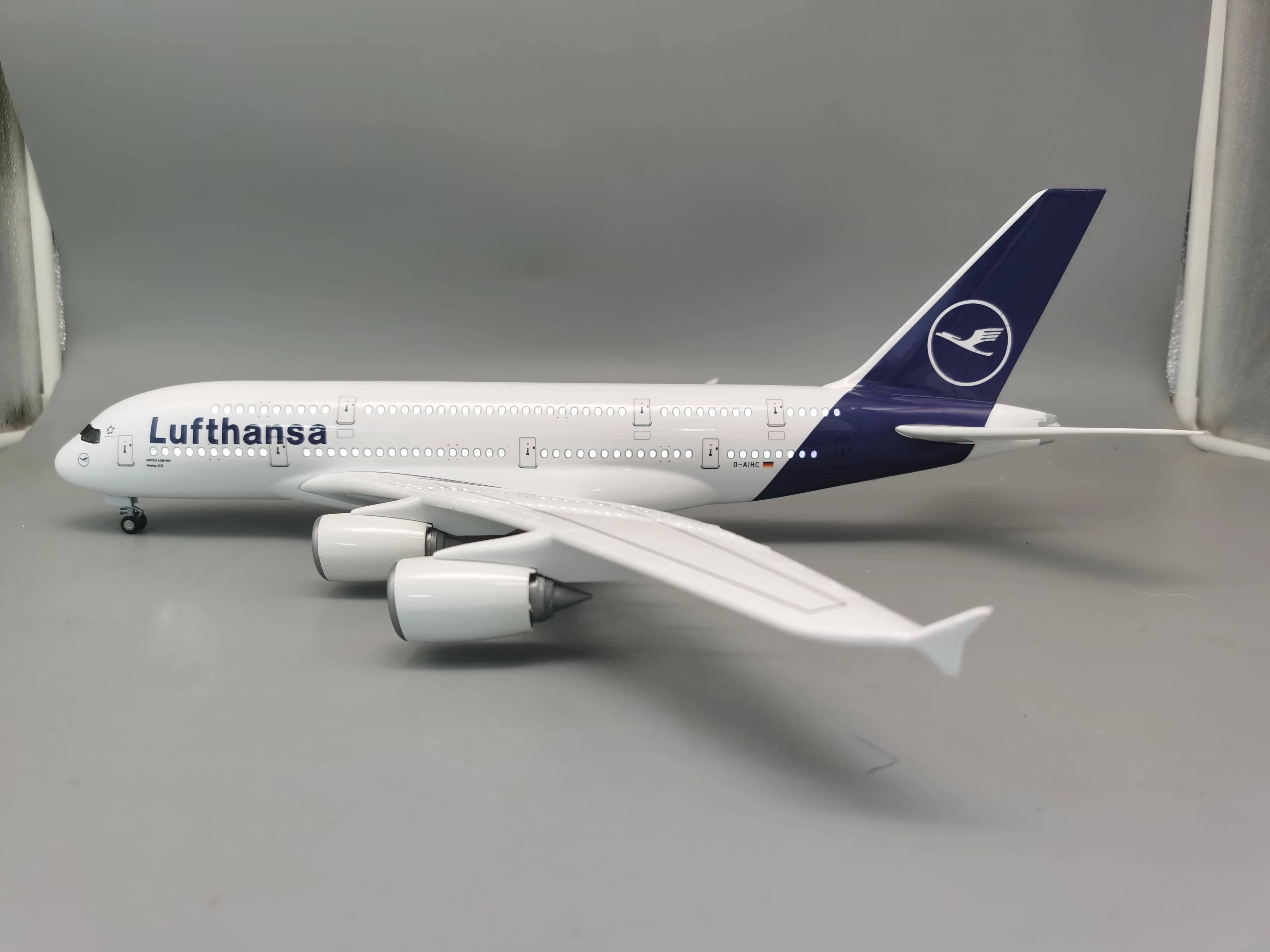 New 1/160 Scale 46CM Airplane A380 Lufthansa Airline Model Light and Plastic Resin Plane For Collection-New Painting Airbus A380