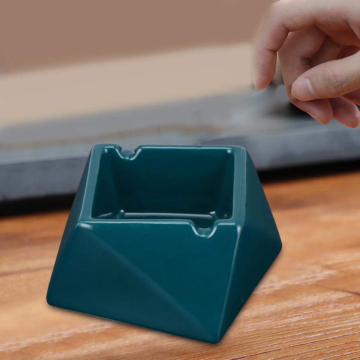

Ashtray with Lid Smooth Grooves Ceramic Decorative Ceramics Windproof Creative Container Ashytray