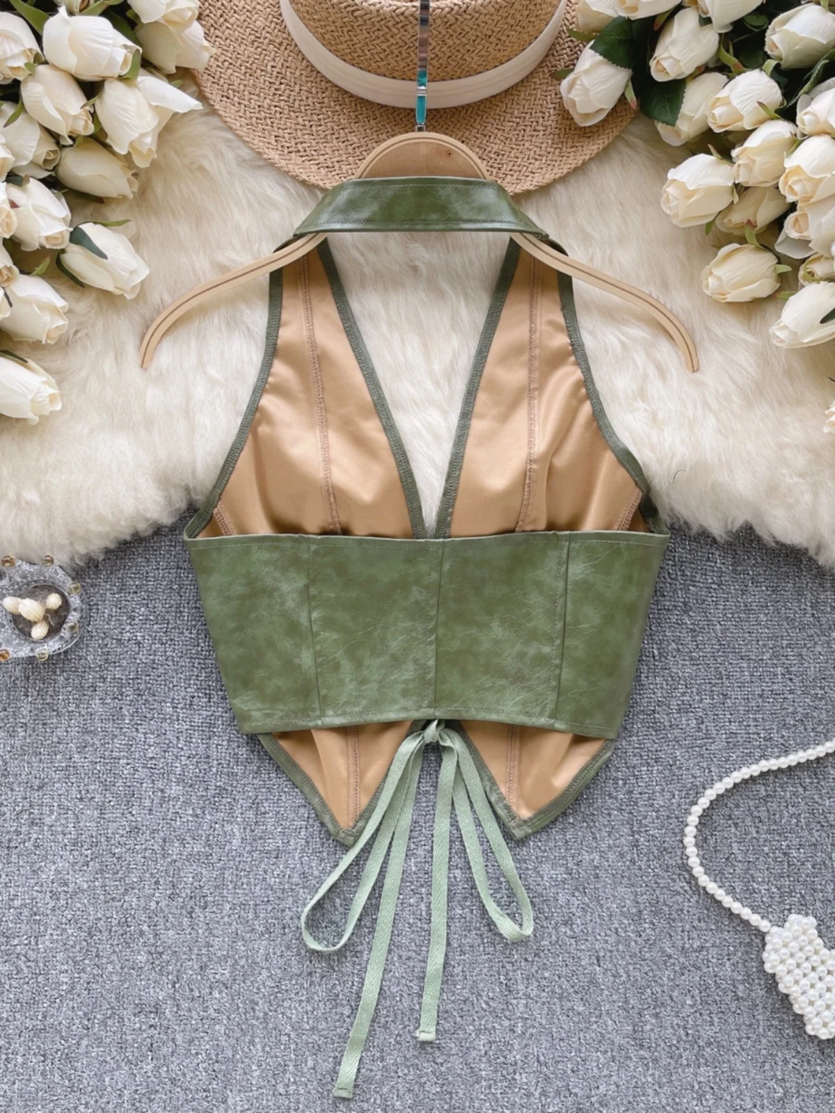 توب نسائي صيفي بتصميم حزام من الجلد الصناعي، يُعلق حول الرقبة، بظهر مكشوف مثير، ملابس خارجية تجسد الرغبة الخالصة