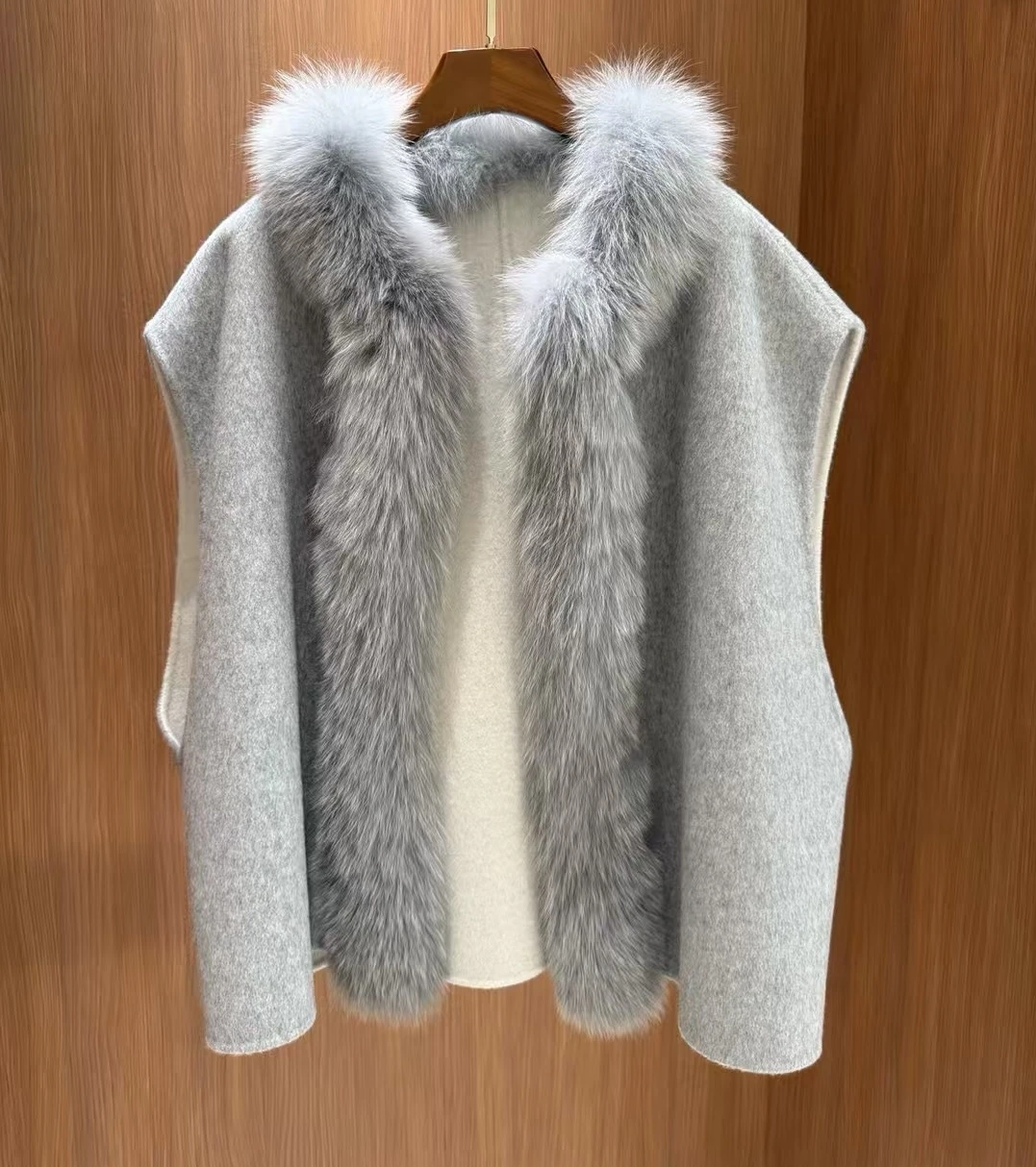 سترة كشمير قصيرة جديدة لخريف وشتاء 2025 للسيدات بتصميم فراء الثعلب ومزاج عصري