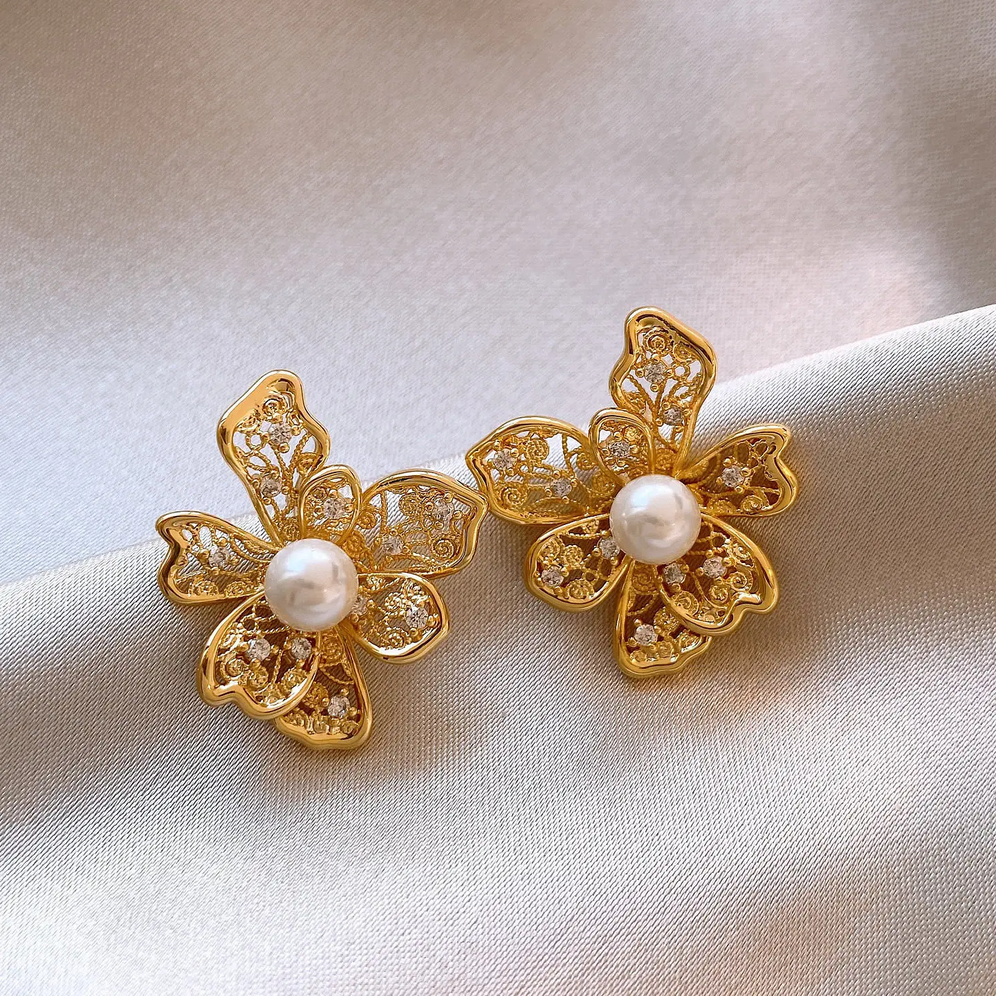18K Vergoldete Mikro-Perlen Hohle Blumen-Ohrringe für Damen-Modeschmuck Elegante Sensation Neu 2026 Ohrstecker Ohrschmuck – Detail 7