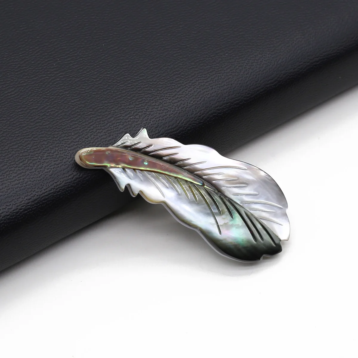 

Natural Abalone Shell Brooch Cartoon Feather-shaped Brooch Delicate Charm Safety Pin Jewelry Party Wedding Accessories Gifts