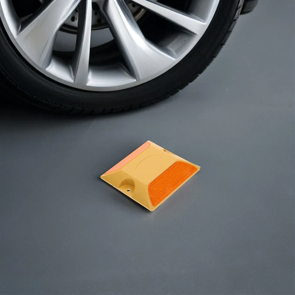 5Pcs Road Studs Reflective Plastic Raised Design Highway Safety Markers for Night Visibility Speed Reduction Pavement Guidance