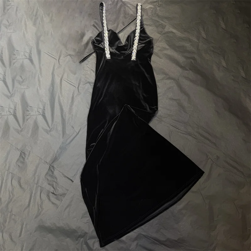 Abito da donna 2025 Inverno nuovi abiti lunghi slim con bretelle in velluto Abito con strass avvolto sui fianchi Abiti da festa sexy senza schienale