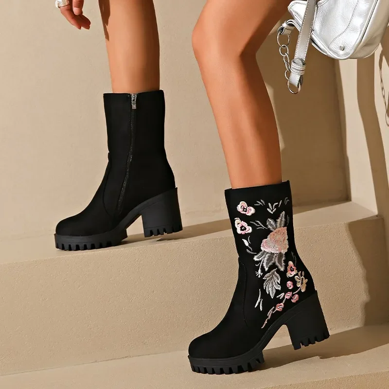 Fiore ricamato Tacchi alti Stivaletti Pelle scamosciata Chunky Scarpe da donna 2025 Tendenza Nuovo elegante e accogliente Chelsea Boots Goth Botas