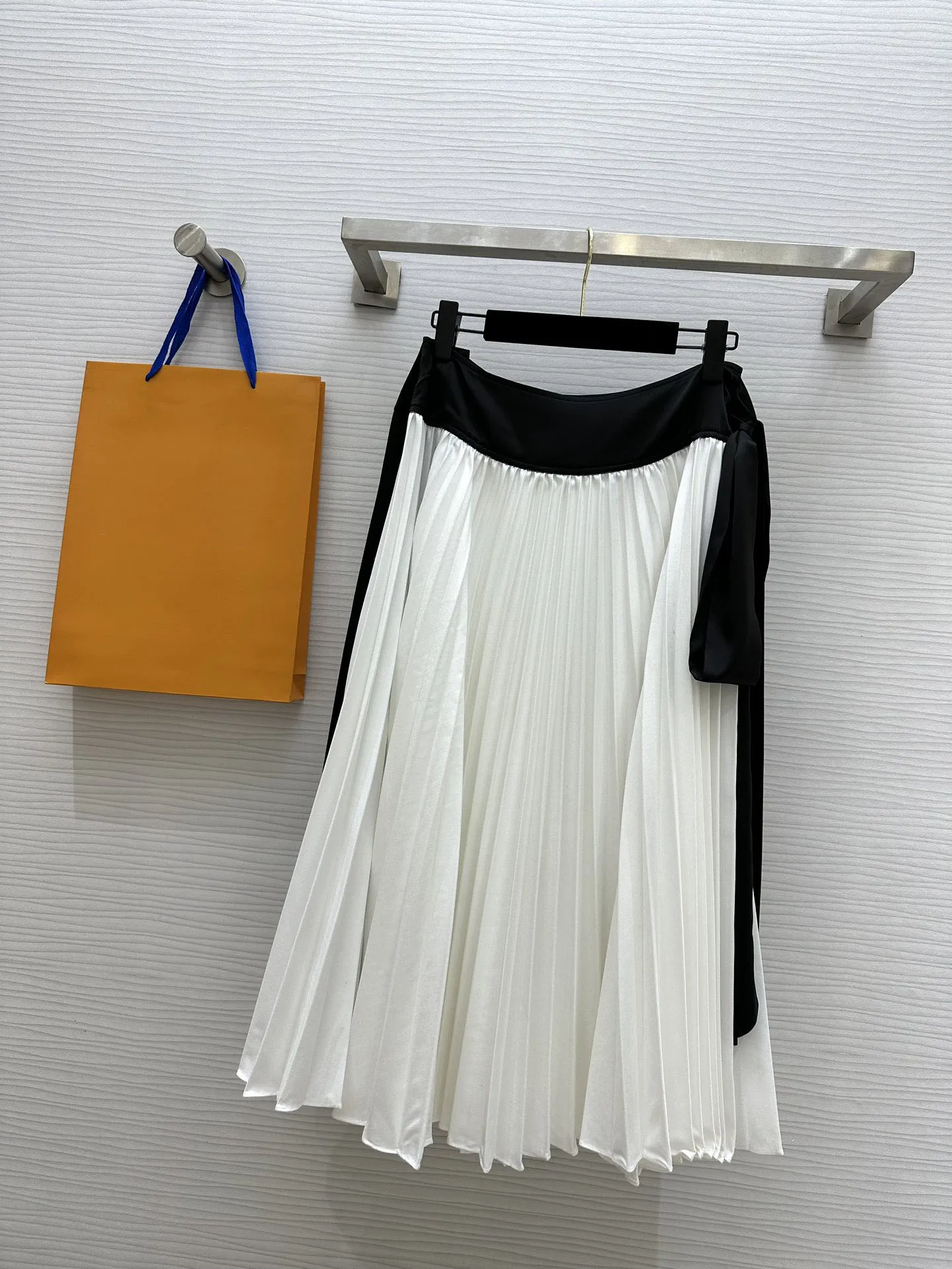 2024 Summer New High Quality Women's Wear Classic elegant contrasting color waist strap design pleated skirt 0610