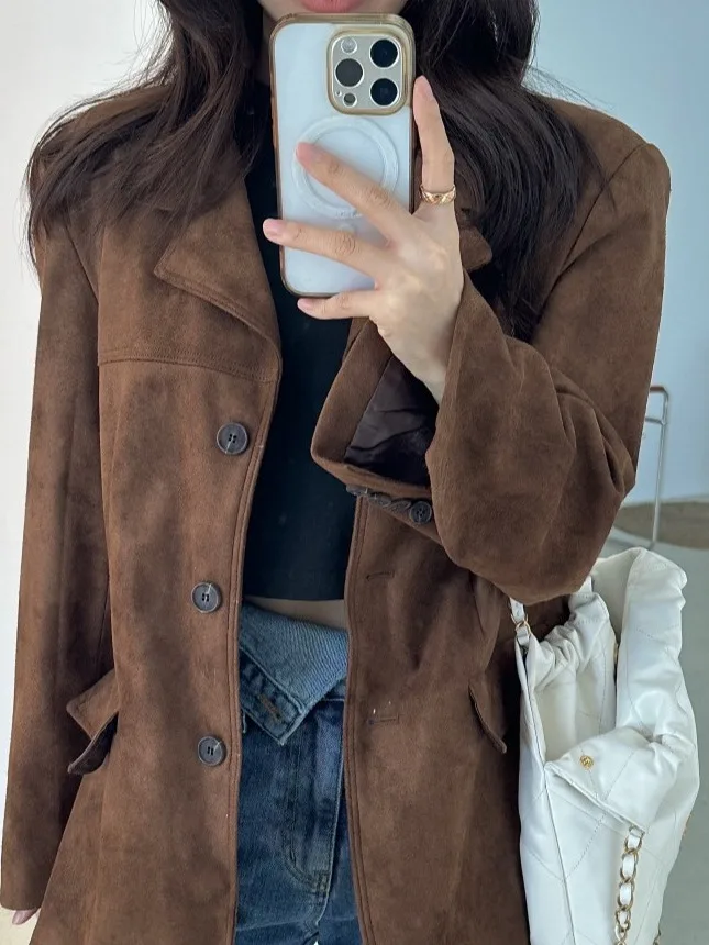 Jesienny płaszcz damski z aksamitu i skóry, zapinany na jeden guzik, w stylu retro chic z Hongkongu, luźny, uniwersalny, o wyrafinowanym wyglądzie i modnym wyglądzie.