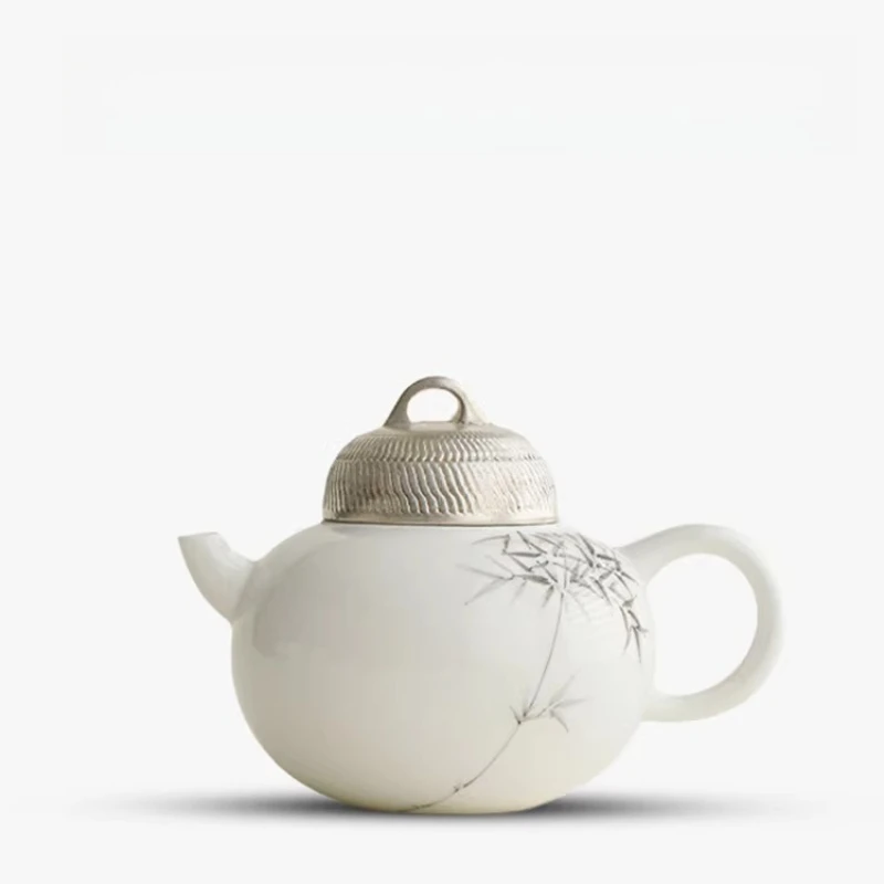 High-end  listens to bamboo hand grabbing teapot cover bowl teacup giving gifts to friends and elders