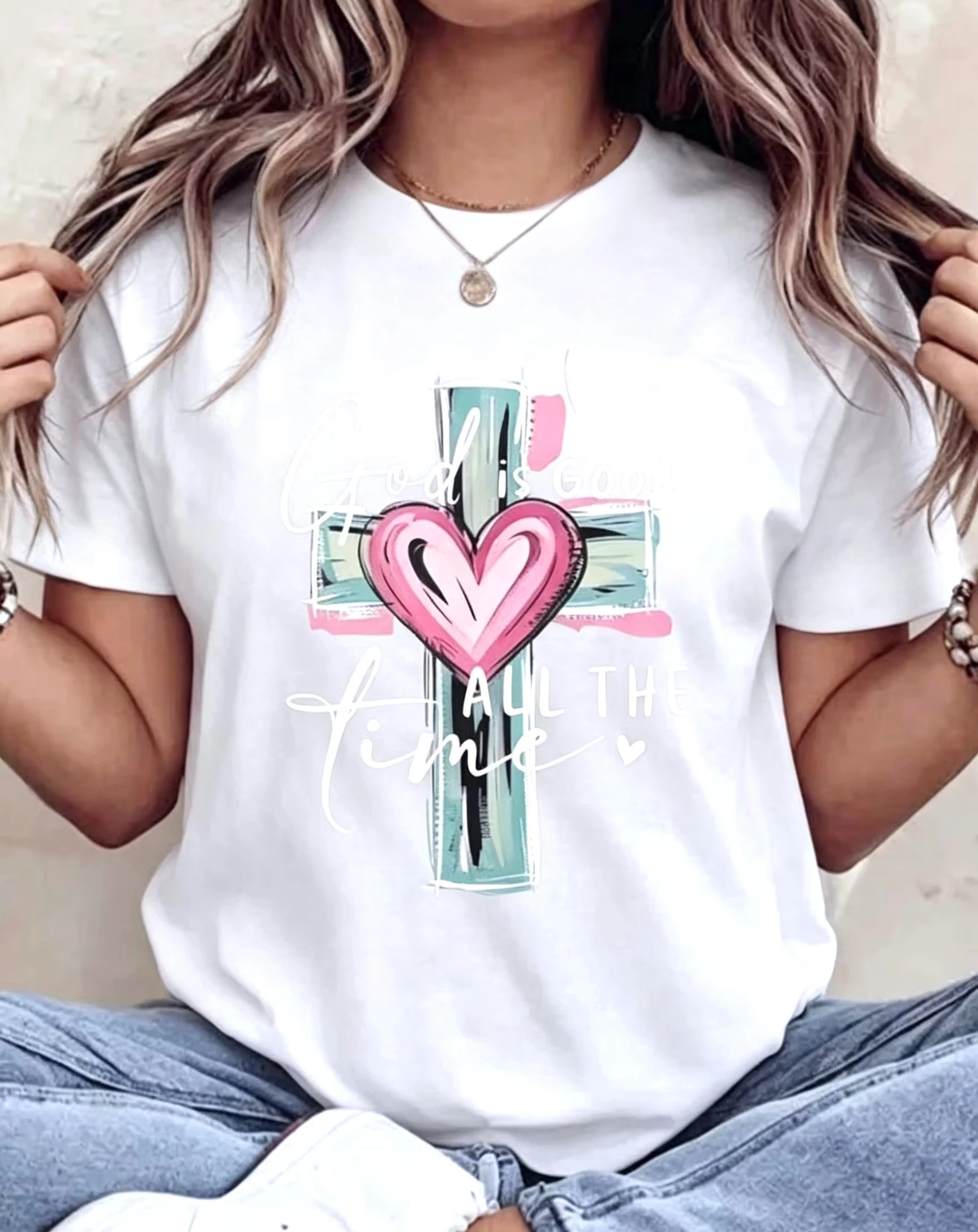 �Gott ist immer gut“ – T-Shirt mit Kreuz- und Herz-Motiv, Sommer-Design, Damen, christliches Motiv, weiches Y2K-Ästhetik-Oberteil, ideal zum Muttertag. – Detail 5