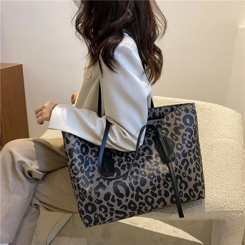 Leopard Print Large Size Handbag Female New Retro Large Capacity Shoulder Bag Trend Texture Commuter Handheld Tote Bag