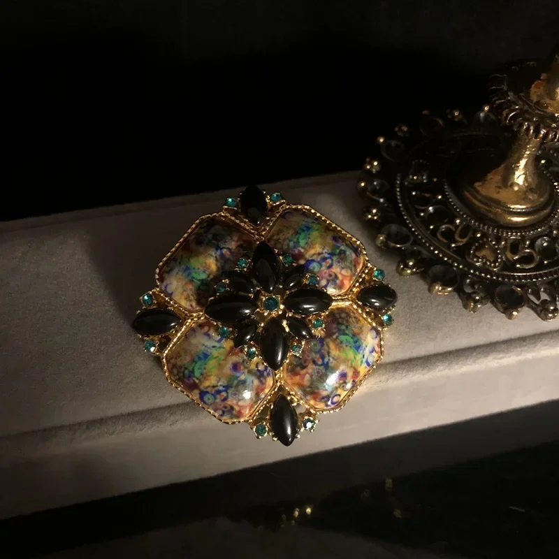 بروش مجوهرات Qingdao Vintage في العصور الوسطى، تصميم طباعة متطور، بروش راقي مرصع بالألماس، دبوس رائع وصغير الحجم #3