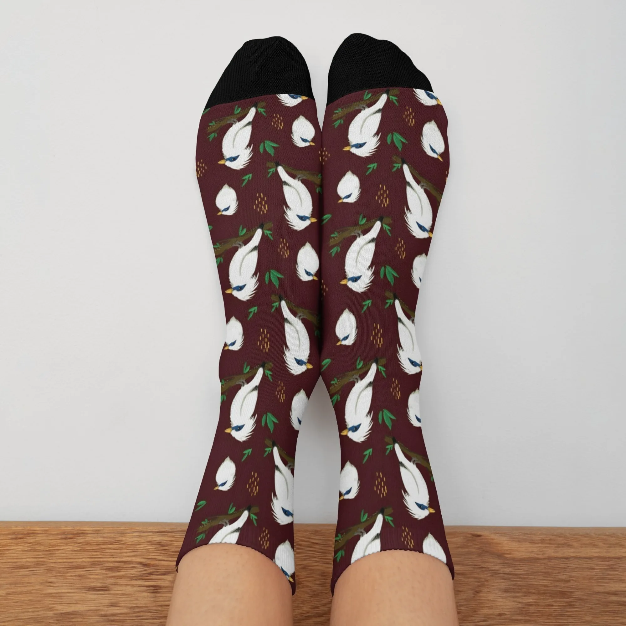جوارب رجالية باللون الأحمر الخمري، نمط فرع طيور الكاردينال والتوت، جوارب رياضية عصرية للزوجين