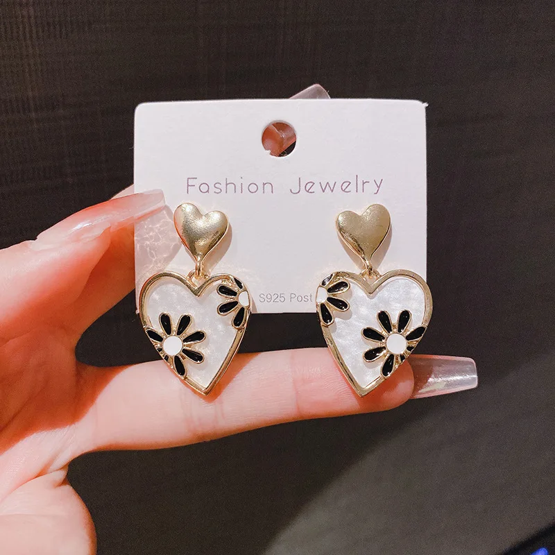 LATS New Design Fashion Heart Shape Earrings for Women Niche Atmospheric Versatile Temperament Love Jewelry Wholesale
