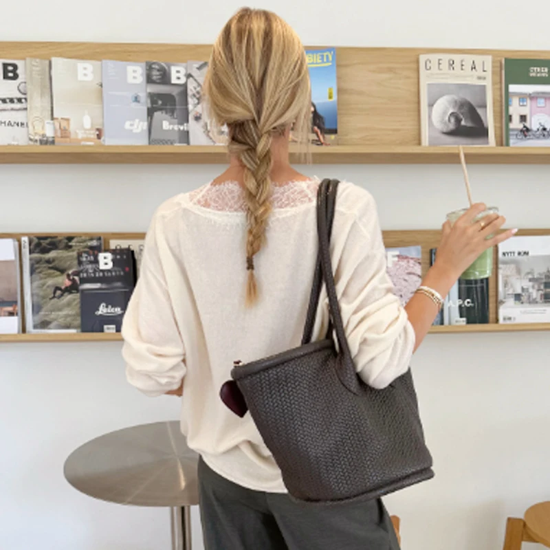 HXAO الدانتيل البلوز المرأة سترة الخريف 2025 السيدات موضة خفيفة الخامس الرقبة طويلة الأكمام لاعبا شيك البيج الصوف المخلوطة تريكو