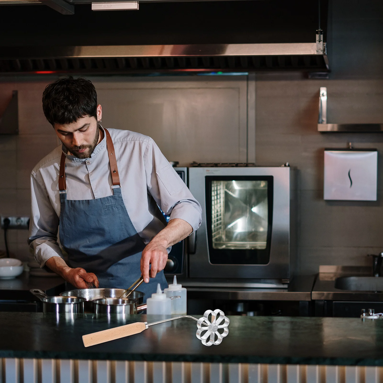 

1Pcs Fried Snack Mold Aluminum Alloy Wood Portable Household Frying Mold 2.95-Inch Flower Shape Kitchen Cooking Utensil Kitchen