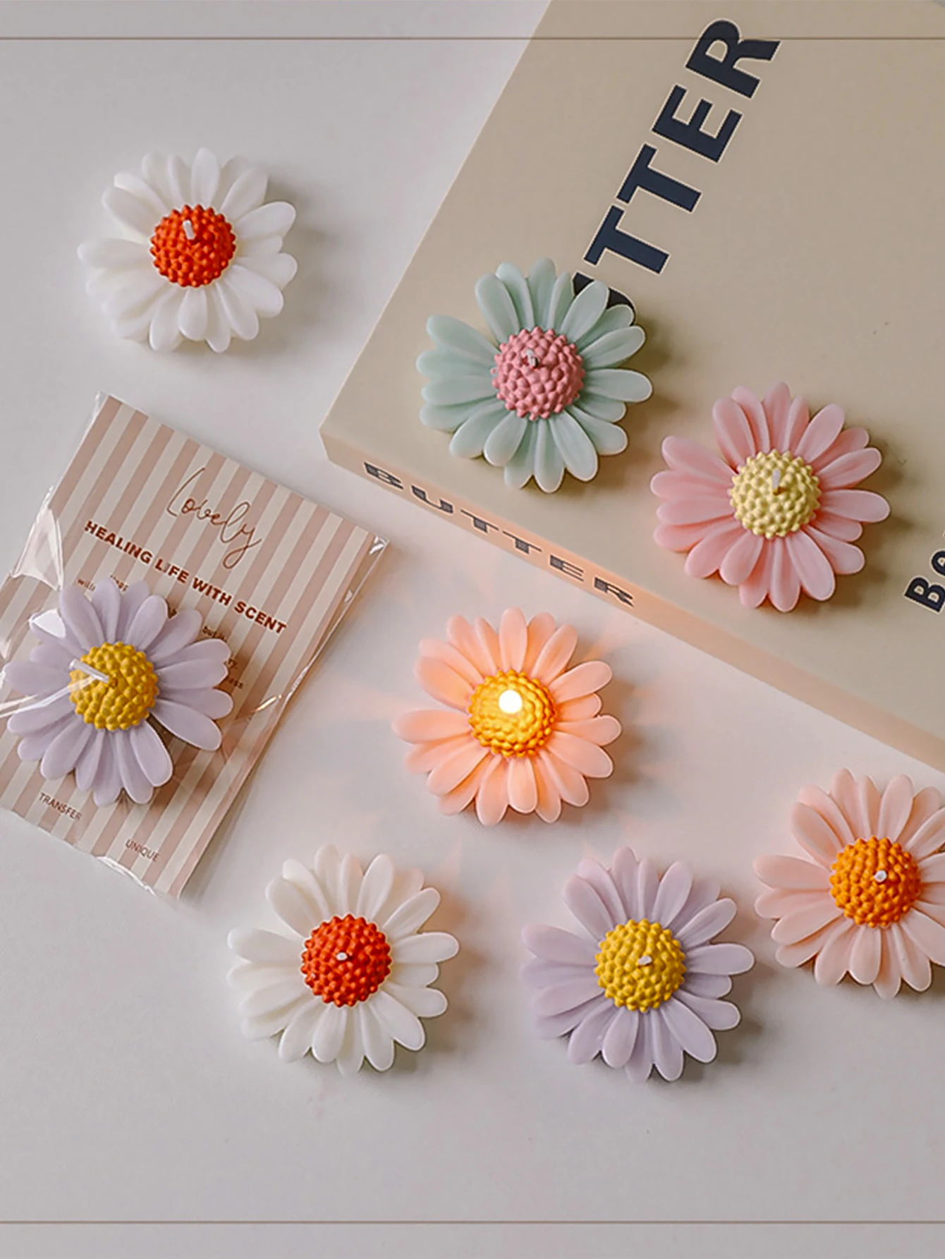 Daisy Flower Scented Candles, Exquisitely Designed, Handmade with Soy Wax, Smoke-Free Scented Decorative Ornaments, Suitable for Mother's Day Gifts, Wedding Favors, Baby Shower Gifts, and Small Gifts for Friends