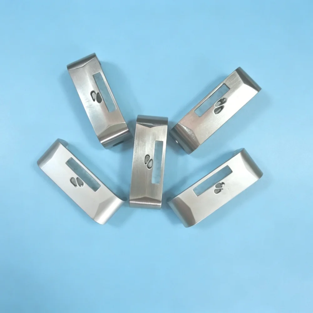 1.6/2.0/2.4/2.8/3.2 Gauge Double Needle Needle Plate Spare Parts For Model 8820 Feed Off The Arm Roller Sewing Machine