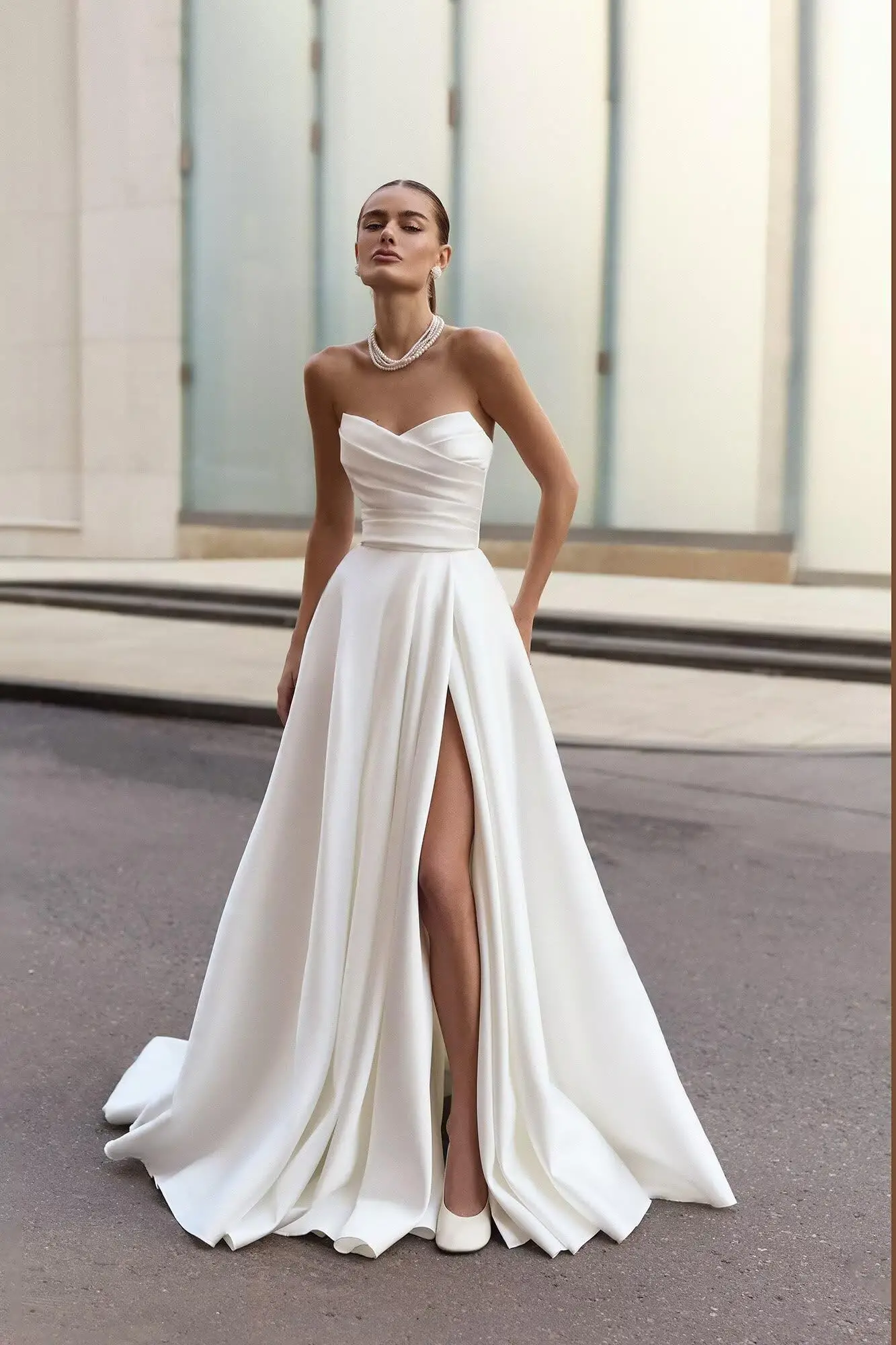 

Wedding Dresses for Bride Strapless Satin Prom Dresses with Slit V Neck Backless Wedding Gown with Train
