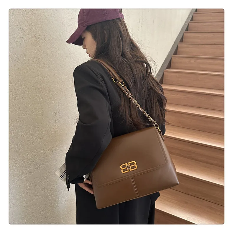 حقيبة نسائية فاخرة خفيفة بتصميم عصري جديد لعام 2025 - حقيبة كتف ساعي البريد بسلسلة ركاب راقية ذات سعة كبيرة #3