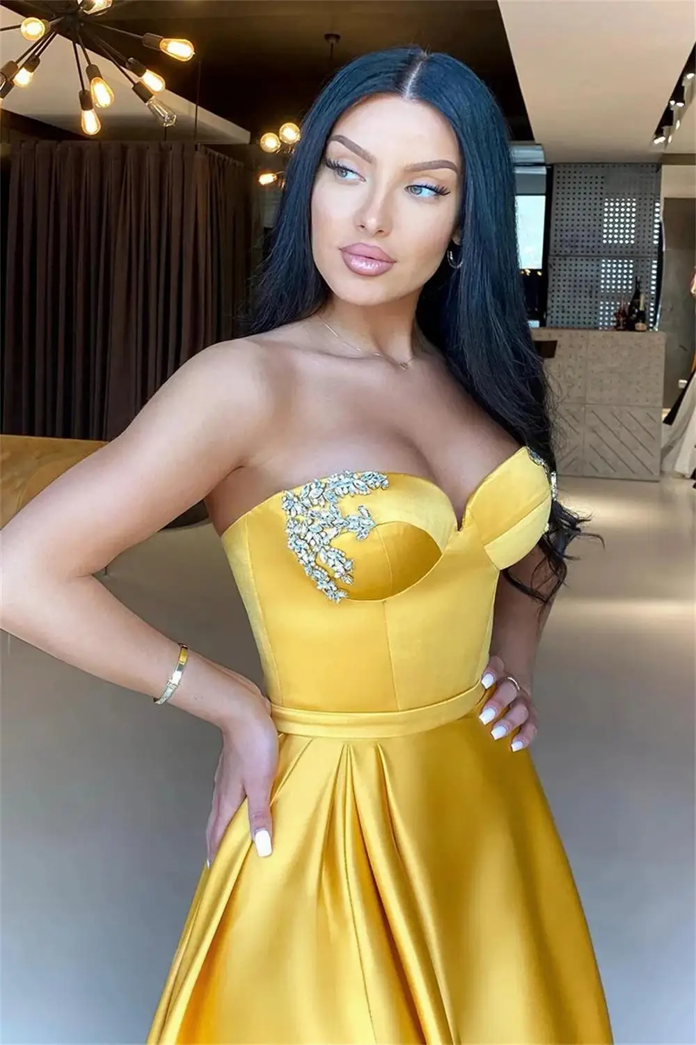 Aangepaste gouden a-lijn kralen zijsplit galajurken mouwloos vestidos de noche vloerlengte avondjurk