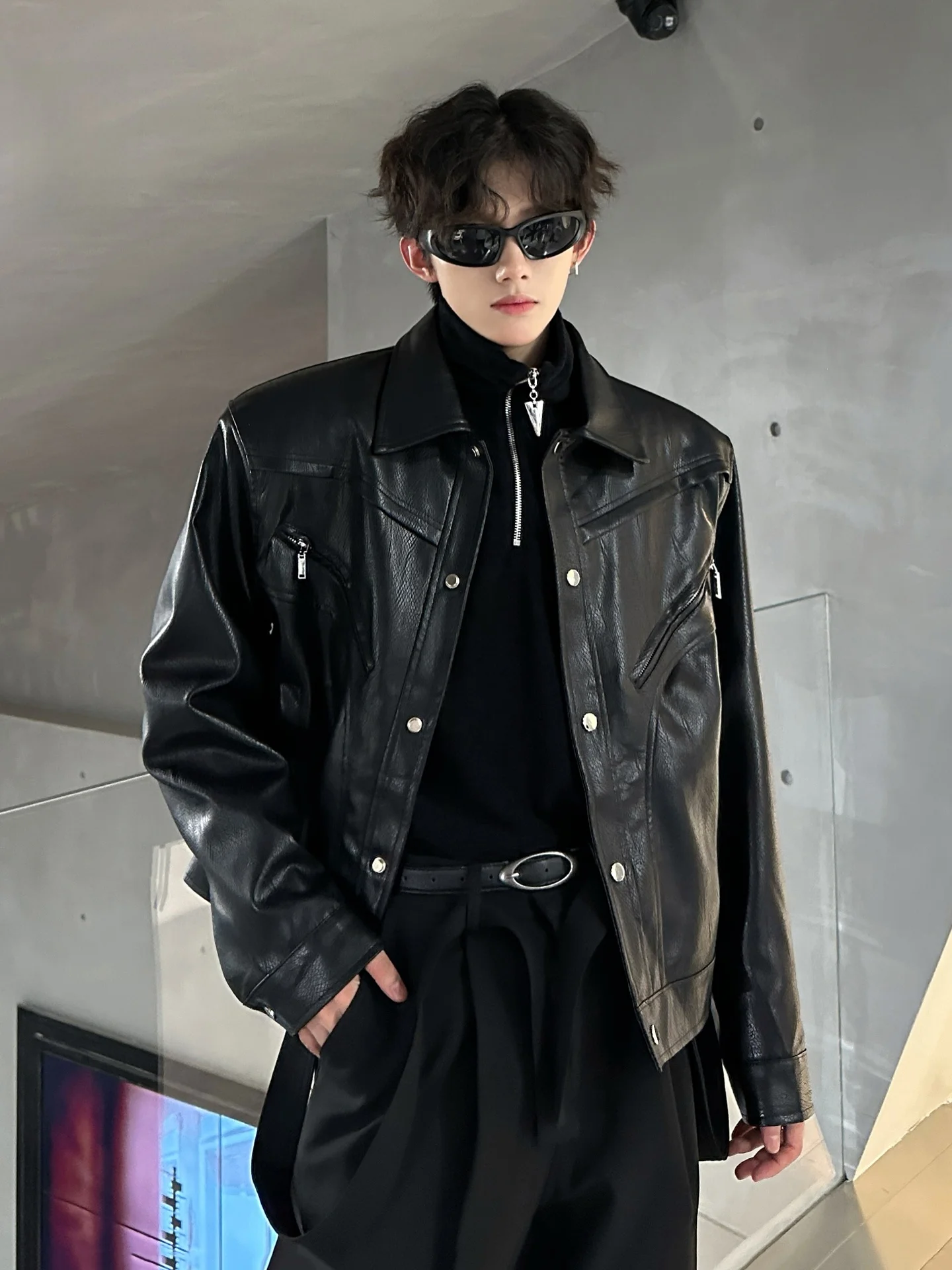 

Retro American Bla PU Leather Jaet Men's Winter High-End Feeling Deconstructed Cool oulder Pad Motorcycle Clothes Trend