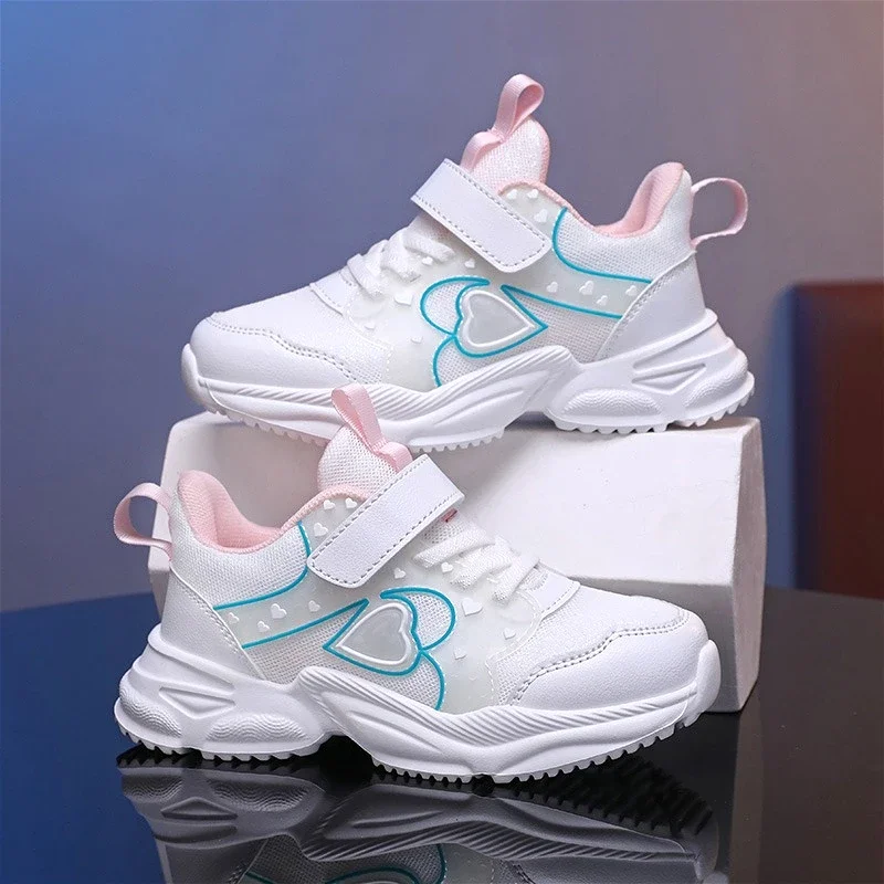 

2025 г., модная спортивная обувь для девочек, детские кроссовки с дышащей сеткой, белый, розовый дизайн, детская повседневная обувь с милым сердечком