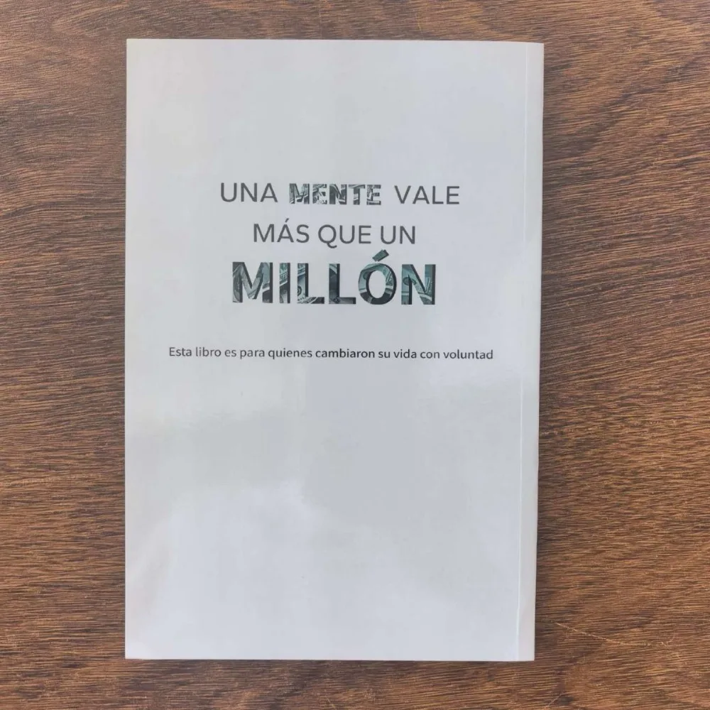 Spanish Book One Mind Is Worth More Than a Million, Wealth Mindset Self Help Finance Paperback for Adult Entrepreneurs